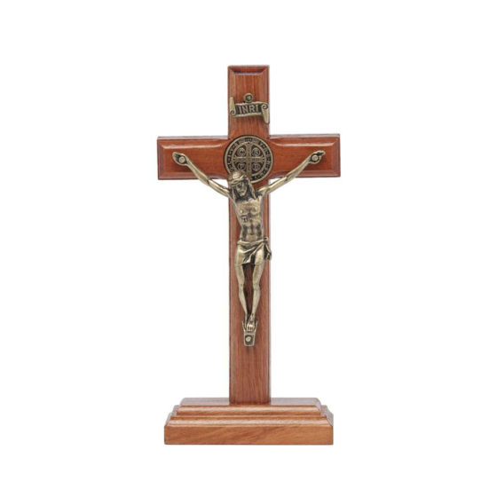 Crucifixo de Mesa em Madeira com Medalha de São Bento 9cm