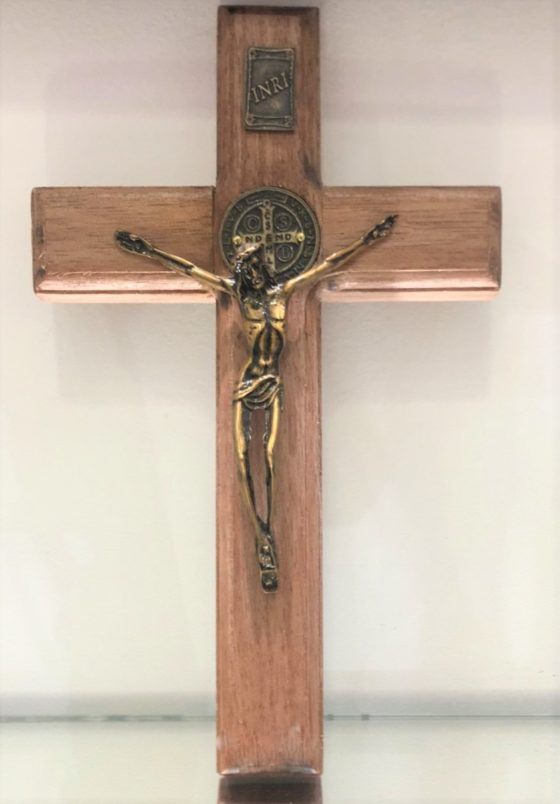 Crucifixo de Parede em Madeira com Medalha de São Bento 24cm