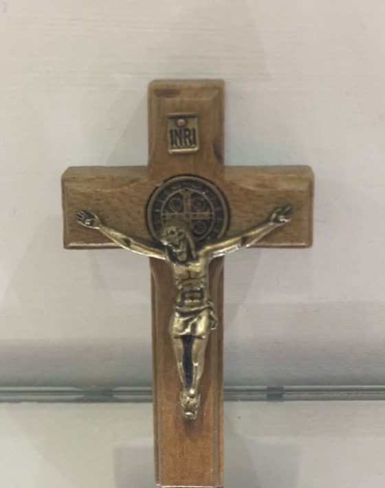 Crucifixo de Mesa em Madeira com Medalha de São Bento 7cm