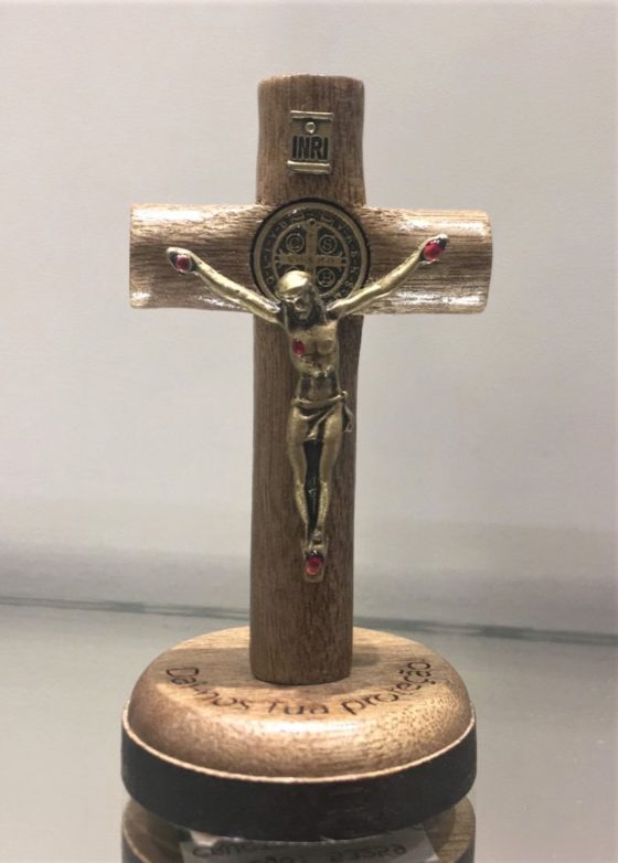 Crucifixo em Madeira com Medalha de São Bento 6cm