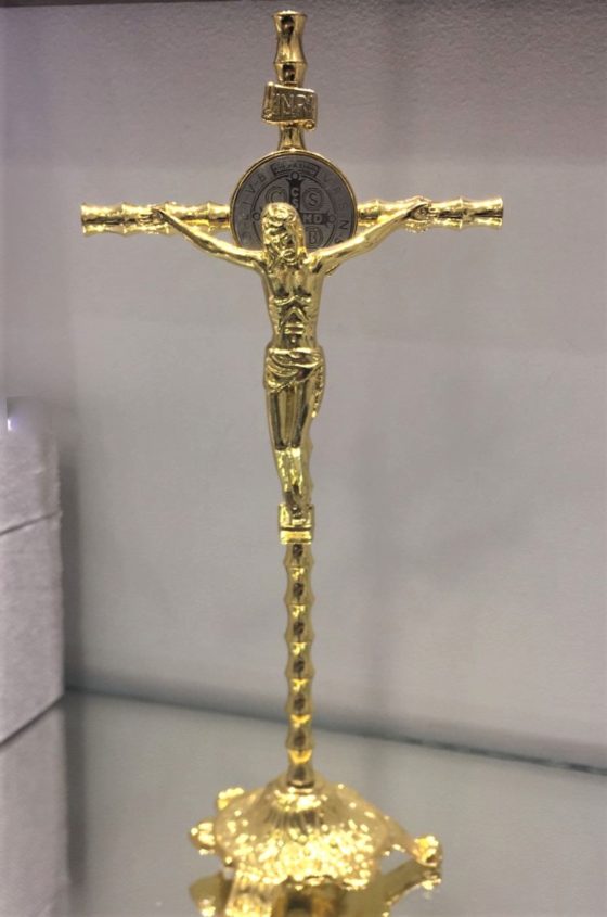 Crucifixo de Metal Dourado com Medalha de São Bento 23cm