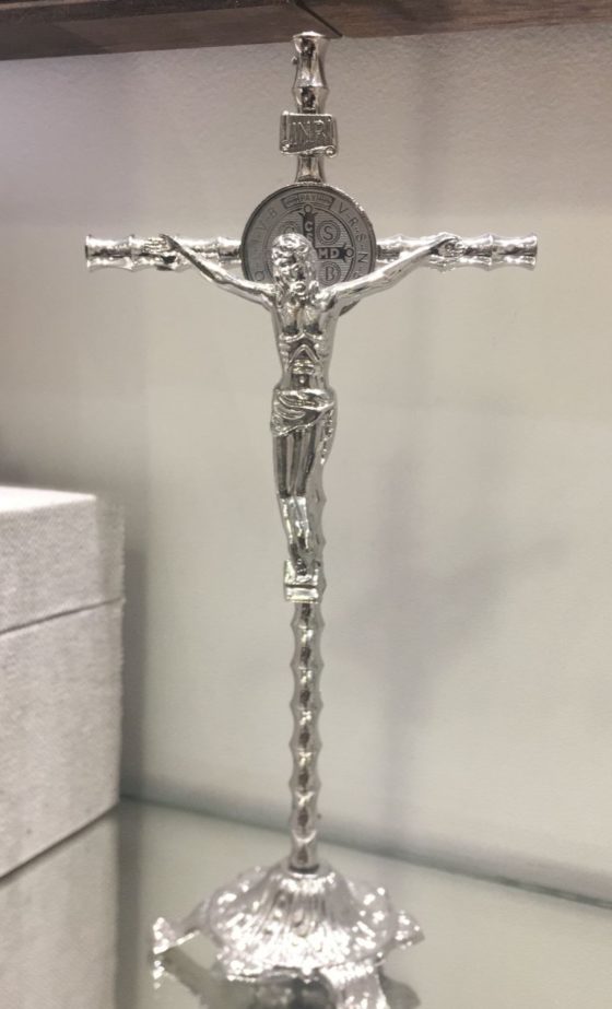 Crucifixo de Metal Prata com Medalha de São Bento 23cm
