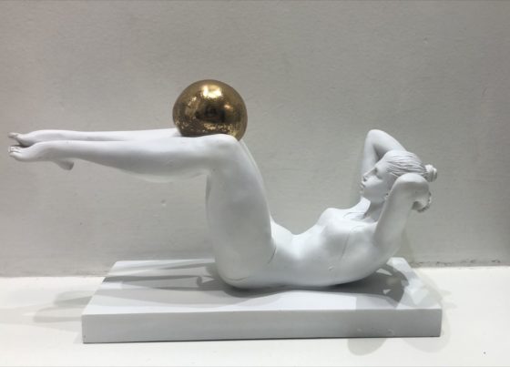 Escultura Resina Mulher Deitada Com Bola Dourada